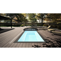 Rektangulär Minipool Wellness pool 2,25×2,5 m med klart blått vatten och svart kakelkant i mörk trädterrass