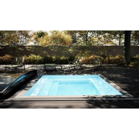 Minipool Wellness pool 2.25×2.5 m med rektangulär blåvatten, trädeck och grå kakel