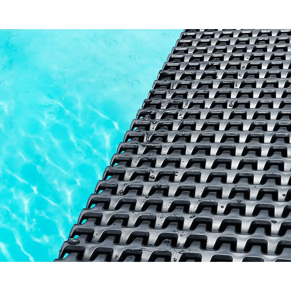 Svart texturerad gummimatta med sammanfogade spår för Minipool Wellness pool 2,25×3,75 m