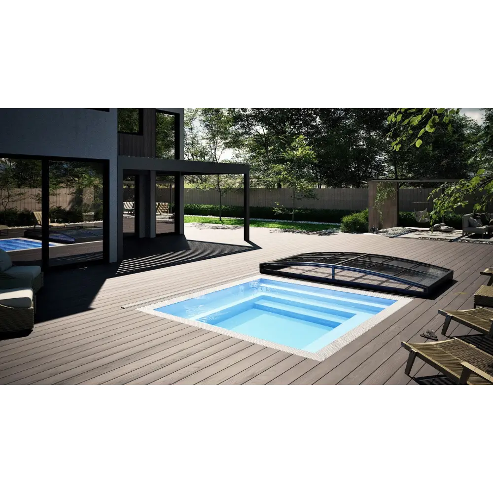 Injorden rektangulär Minipool Wellness pool 2,25×3,75 m med ljusblått vatten och vita kakelkanter, omgiven av trätrall