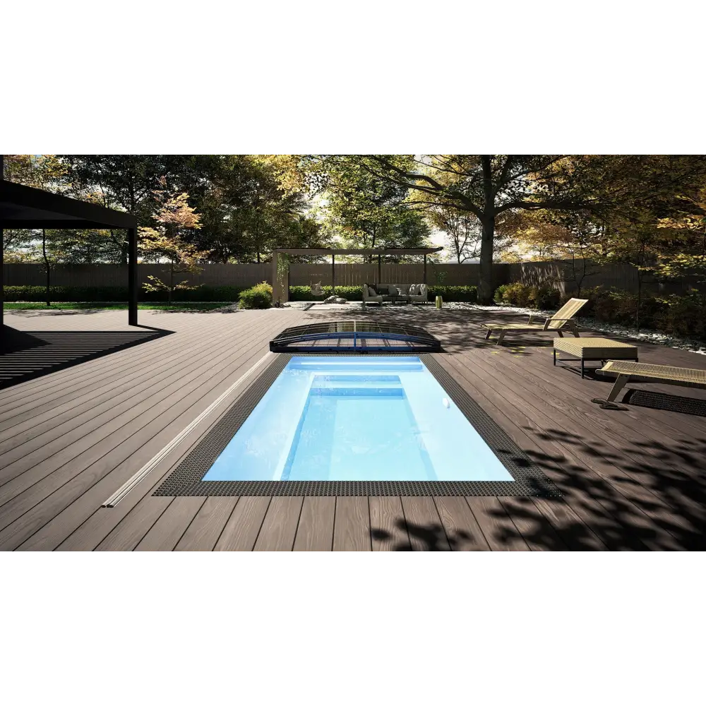 Minipool Wellness pool 2.25×3.75 m med rektangulär form, klart blått vatten och svart kakelkant i trädeck