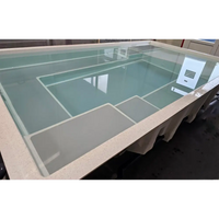 Lång rektangulär glastopp-konferensbord med Mira wellness pool, beige stenbas