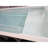 Snyggt glashylla med vita fläckar för MIRA390 wellness pool ovanmark