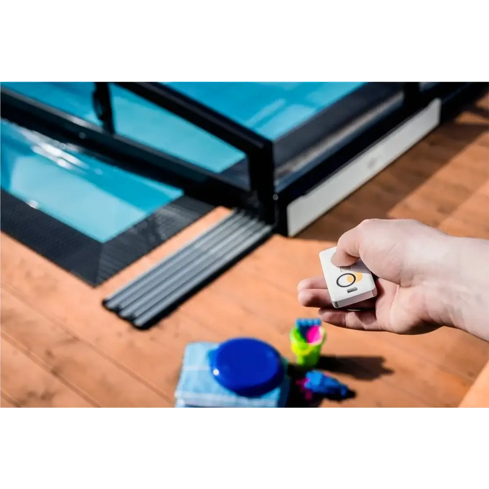 Vit MOOVER solcellsdriven elmotor med fjärrkontroll