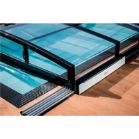 Introducerar Moover: solcellsdriven elmotor med svart ramglasdörr och vit baspanel