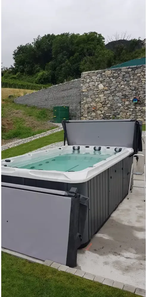 Modern grå-vit PassionSpa Activity 1 Deep Swim Spa med integrerade jetstrålar