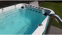 Vit PassionSpa Activity 1 Deep Swim Spa – Sport Collection. Vit badkar med svarta munstycken och kromstege