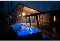 Blå upplyst PassionSpa Activity 2 Deep Swim Spa med trädeck och täckt patio