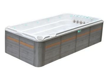 Modern PassionSpa Activity 2 Deep Swim Spa med vit insida, grå träpaneler, tan ränder och blå LED-ljus