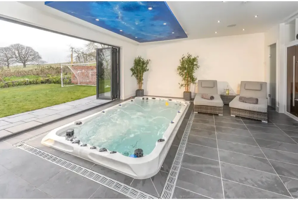 Vit PassionSpa Activity 2 Deep Swim Spa – Sport Collection, vit rektangulär med svarta jetstrålar och turkost vatten