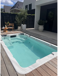 Vit PassionSpa Aquatic 1 Swim Spa – Sport Collection, vit rektangulär med turkos vatten och inbyggda jetstrålar på trädeck
