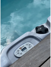 Silver kontrollpanel med svarta knappar och display på PassionSpa Aquatic 1 Swim Spa vit kant