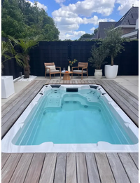 Vit PassionSpa Aquatic 1 Swim Spa – Sport Collection, vit rektangulär med turkost vatten på trädeck