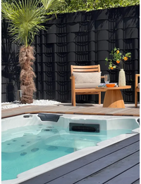 Vit PassionSpa Aquatic 1 Swim Spa – Sport Collection med vit bad, turkost vatten och svarta paneler