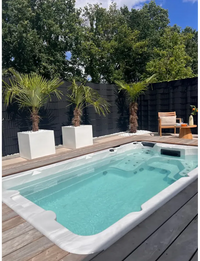 Vit PassionSpa Aquatic 1 Swim Spa – Sport Collection, vit rektangulär med turkost vatten och integrerade jetstrålar