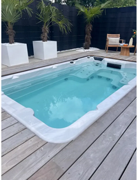Vit PassionSpa Aquatic 1 Swim Spa med turkost vatten och svarta paneler