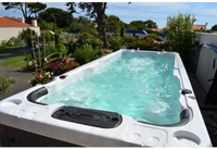 Vit PassionSpa Aquatic 2 Swim Spa med vit bad, svarta accenter och turkost vatten