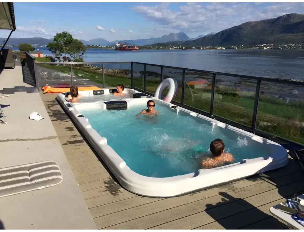 Vit PassionSpa Aquatic 3 Swim Spa – Sport Collection, vit rektangulär med inbyggda jetstrålar och svart kontrollpanel