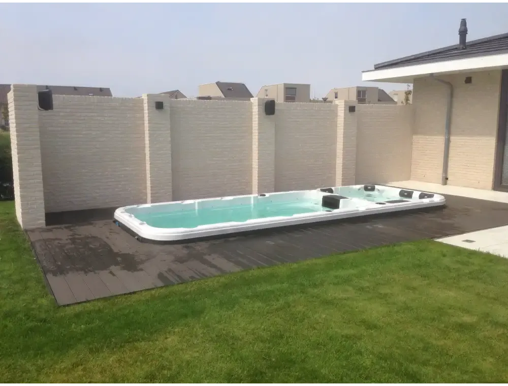 Vit PassionSpa Aquatic 3 Swim Spa med vit rektangulär bad, turkos vatten och svarta sittdynor