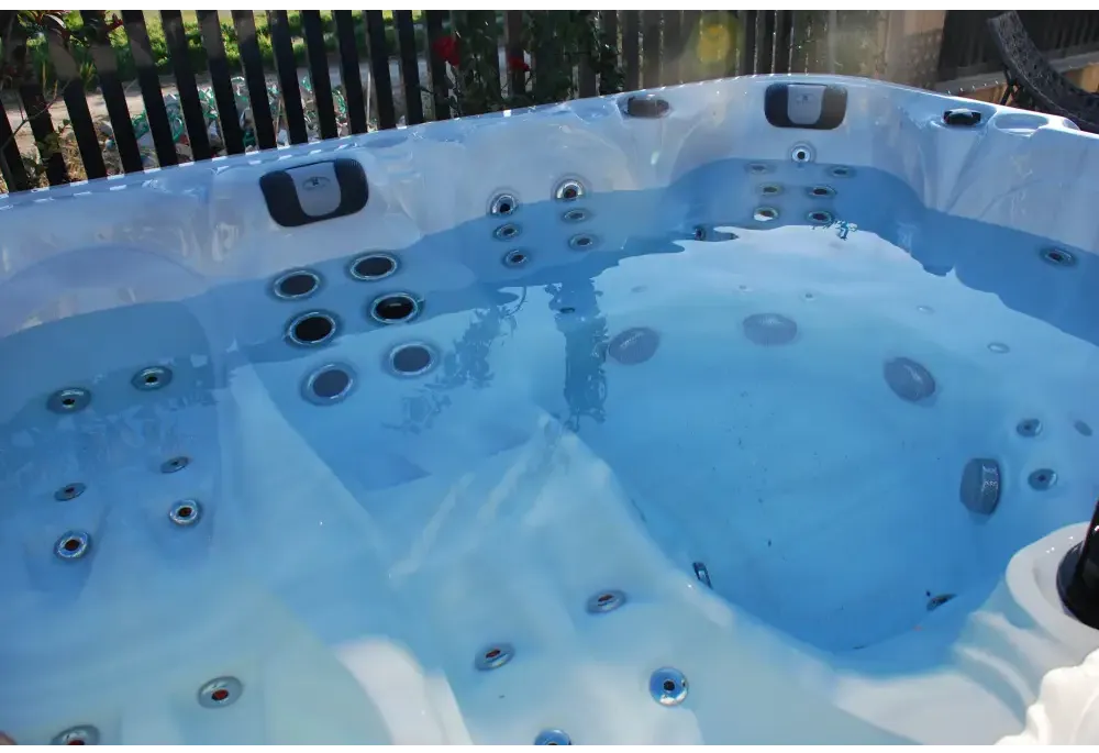 Vit PassionSpa Desire Spabad med vit badkar blåvatten och jetmunstycken