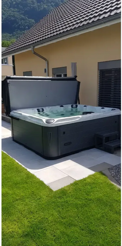 PassionSpa Desire Spabad i grå-svart design med gångjärnslock och synliga jetstrålar