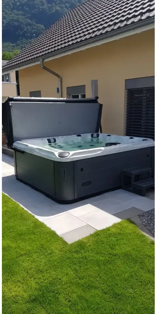 PassionSpa Desire Spabad i grå-svart design med gångjärnslock och synliga jetstrålar