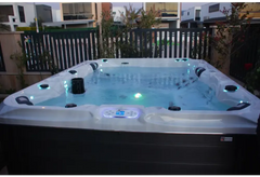 Vitvitt spabad PassionSpa Desire Signature med svarta accenter och blå LED-belysning