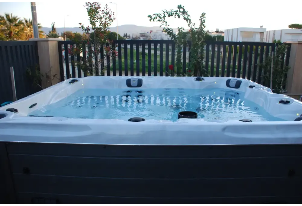 PassionSpa Desire Spabad med vit-grå design, blått vatten och svarta jetmunstycken