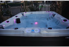 PassionSpa Desire Spabad med vit badkar, lila LED-belysning och digital panel