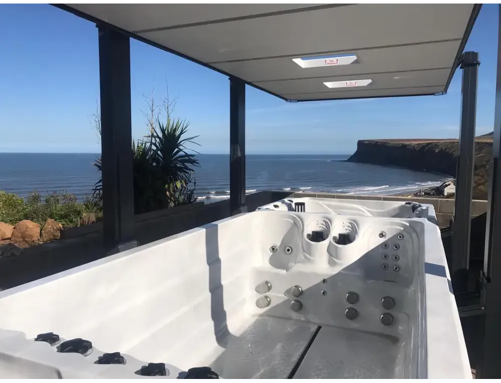 Vit svithotbad PassionSpa Dynamic Swim Spa med jetmunstycken och paneler