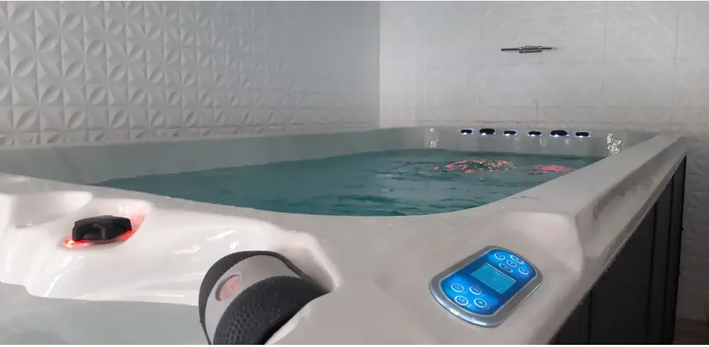 Vit PassionSpa Dynamic Swim Spa – Sport Collection, vit badkar med blåljuspanel och svarta munstycken