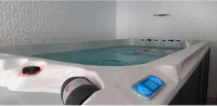 Vit PassionSpa Dynamic Swim Spa – Sport Collection, vit badkar med blåljuspanel och svarta munstycken