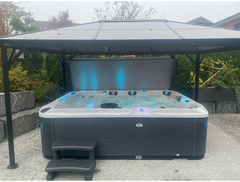 Svart och grå PassionSpa Ecstatic Mighty Wave med blå LED-belysning under tak