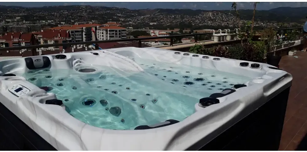 Vitvitt spabad PassionSpa Euphoria Mighty Wave med svarta accenter och bubblande turkost vatten