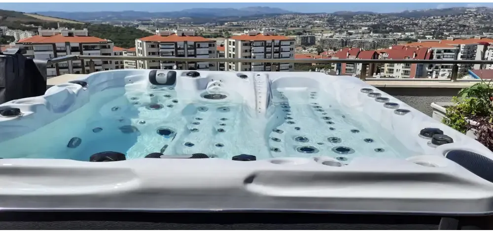 Vit PassionSpa Euphoria Mighty Wave Spabad i Exclusive Collection med vit bad, svarta jetstrålar och klart blått vatten