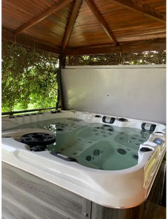 PassionSpa Euphoria Mighty Wave: cremefärgad spabad med svarta jet och trägolv