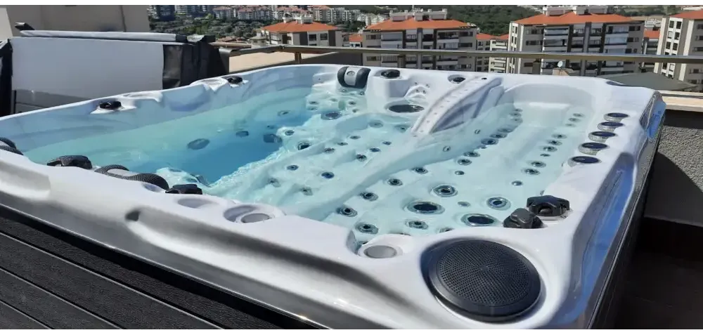Vit PassionSpa Euphoria Mighty Wave Spabad i Exclusive Collection med klar blåvatten