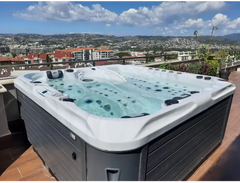 Vit PassionSpa Euphoria Mighty Wave Spabad med vit-grå design, svarta jetstrålar och klart blått vatten