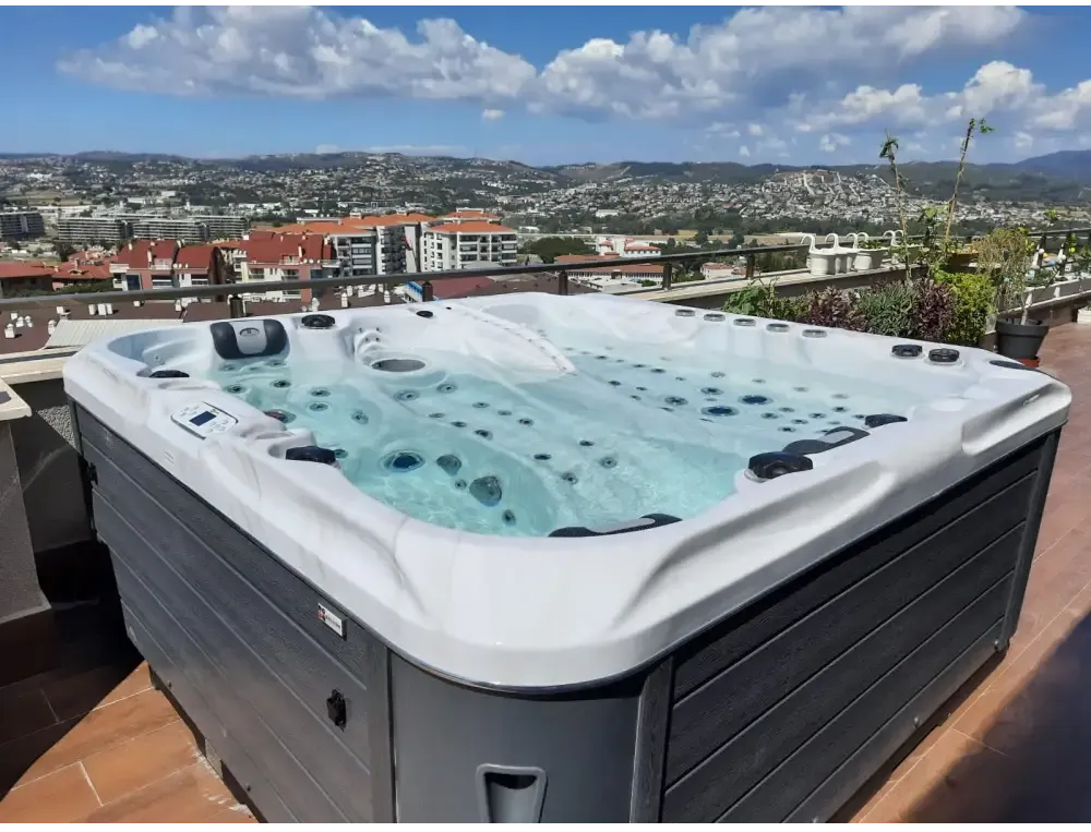 Vit PassionSpa Euphoria Mighty Wave Spabad med vit-grå design, svarta jetstrålar och klart blått vatten