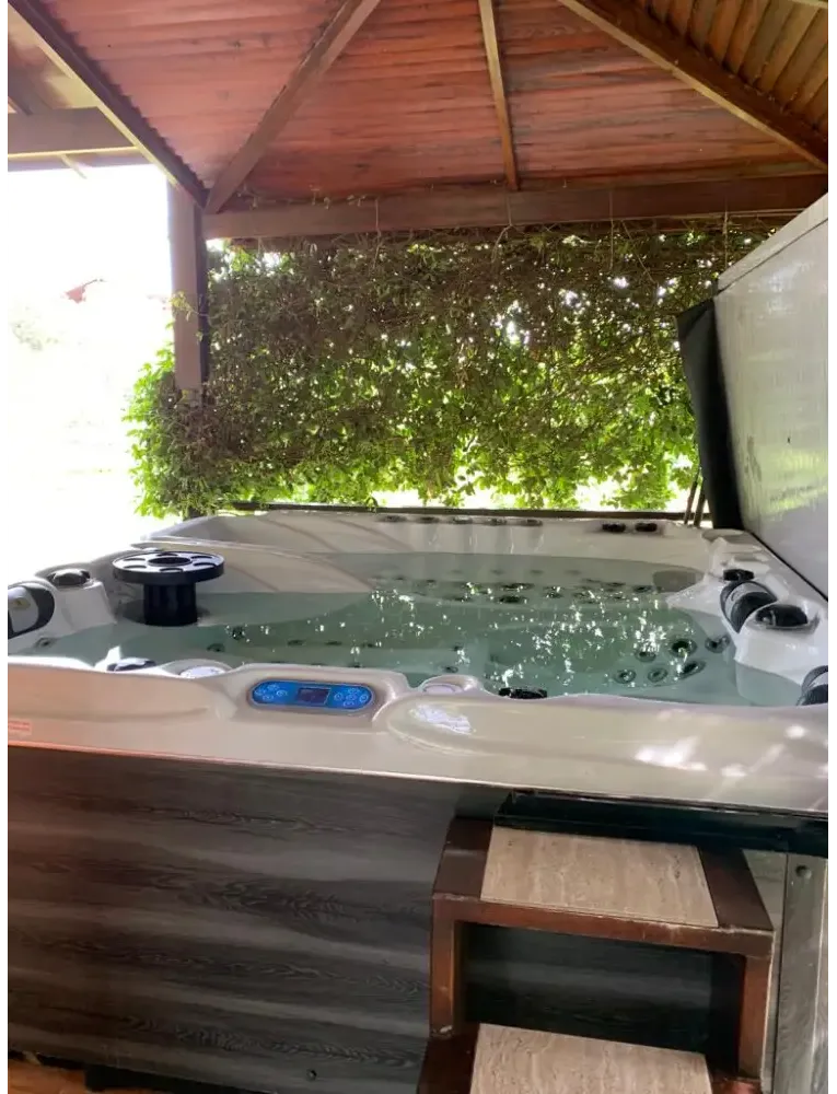 Vit PassionSpa Euphoria Mighty Wave Spabad med vit bad, svarta jetstrålar och träfinish