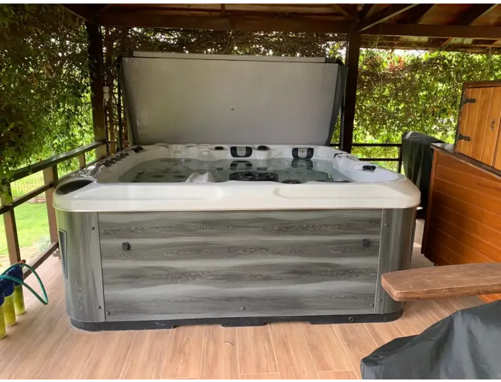 Grå träimitation PassionSpa Euphoria Mighty Wave spabad med vit insida och svarta jetstrålar