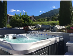 PassionSpa Euphoria Mighty Wave Spabad i silver och svart med vattenstrålar i trädgård