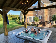 Vit PassionSpa Excite Mighty Wave Spabad med vit bad, blått vatten och svarta paneler