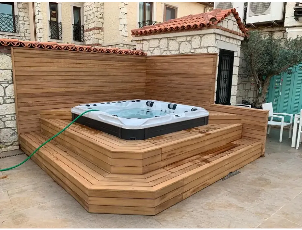 PassionSpa Felicity Mighty Wave svartvit spabad med jetstrålar på trädäck