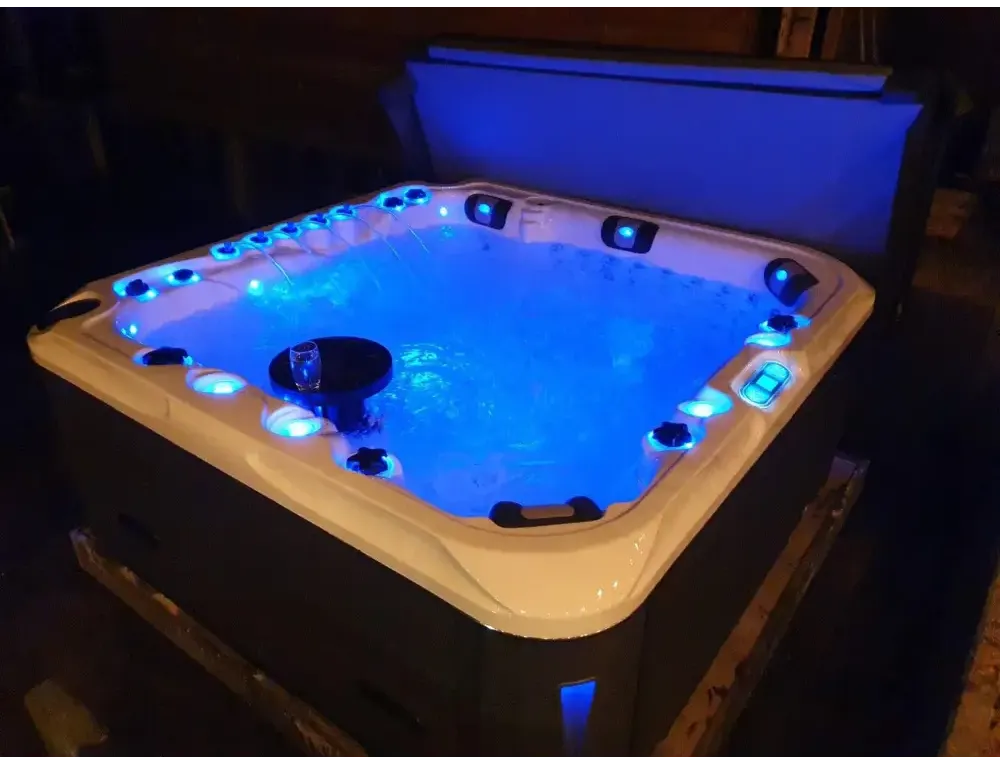 PassionSpa Felicity Mighty Wave Spabad med vit yta och blå LED-belysning