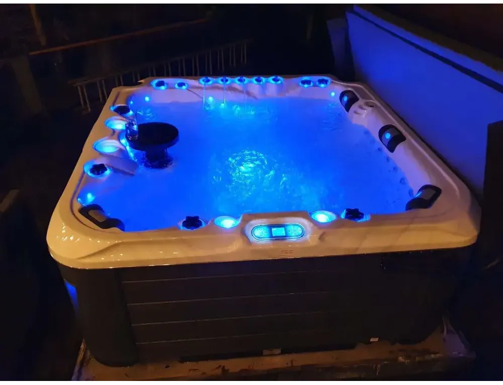 PassionSpa Felicity Mighty Wave Spabad med blå LED-belysning