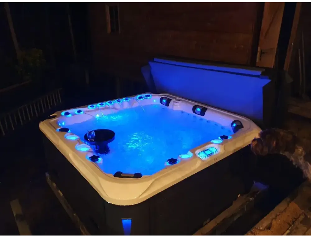 Blåljusen PassionSpa Felicity Mighty Wave Spabad med svart-cream ytter och LED-kanter