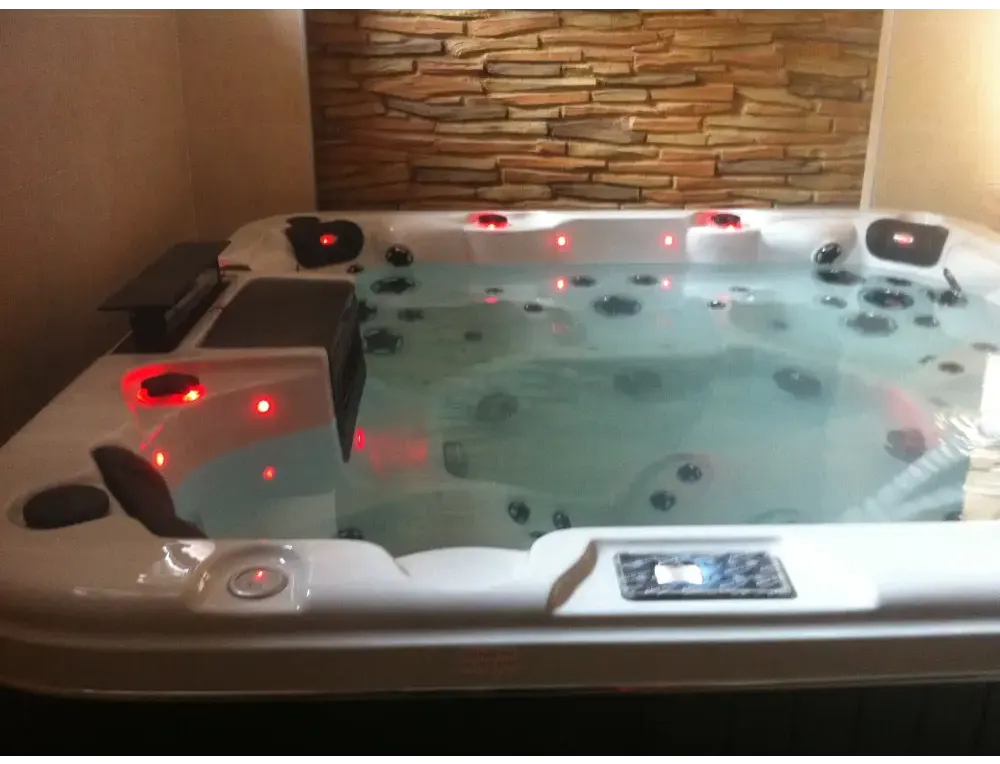 Vit PassionSpa Joy Spabad med vit bad, röda LED-ljus och svarta munstycken