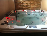 Vit PassionSpa Joy Spabad med vit bad, röda LED-ljus och svarta munstycken