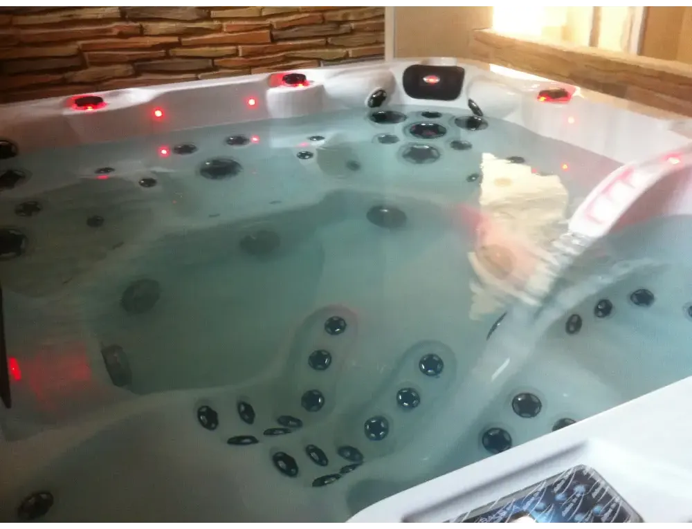 Vitvitt badkar PassionSpa Joy Spabad med röda LED-ljus och svarta munstycken